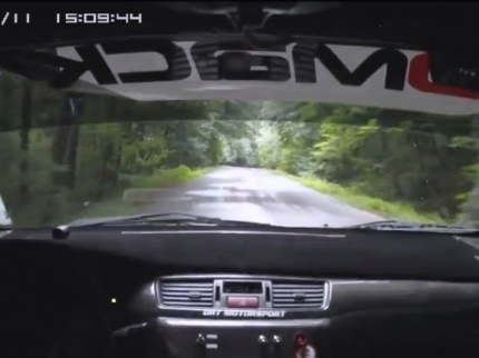 VIDEO: Izletio iz krivine, prevrnuo se, pa nastavio