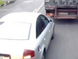 VIDEO: Nema šale sa ruskim kamiondžijama!