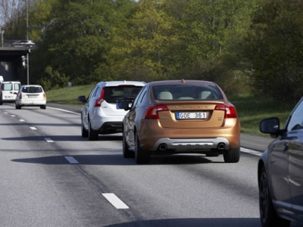 Volvo pomaže vozačima tehnologijom koja automatski prati vozilo ispred