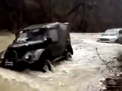 VIDEO: Star ali moćan: Gaz-69 spašava Toyotu